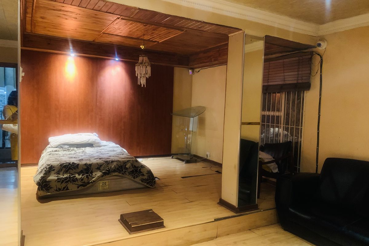 A good investment property with a church & income generating apartments. - Photo 5