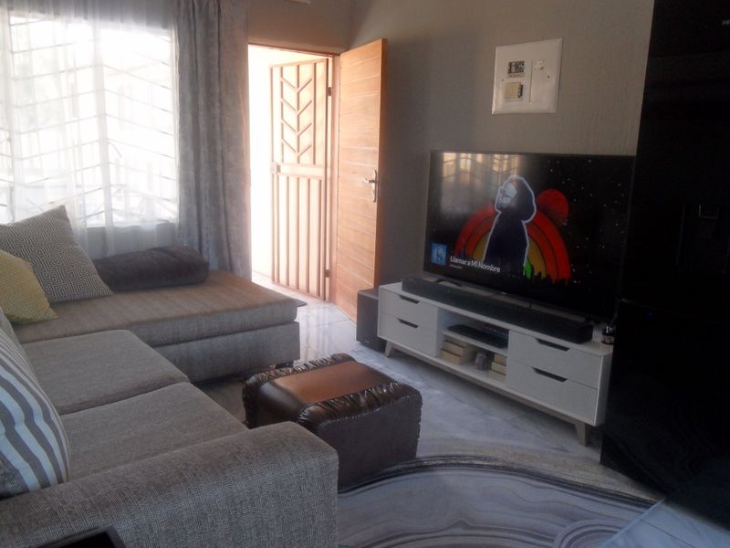 Townhouse For Sale - Photo 10