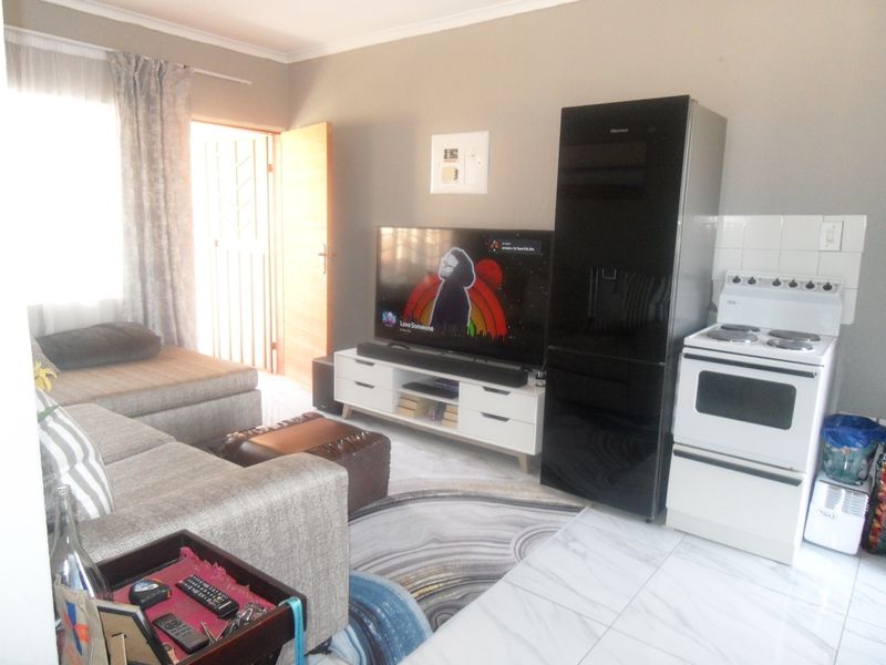 Townhouse For Sale - Photo 8