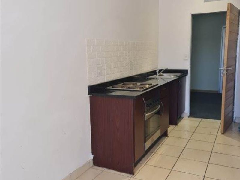 Discover This Studio Apartment In Mashalltown CBD Jozi - Photo 3