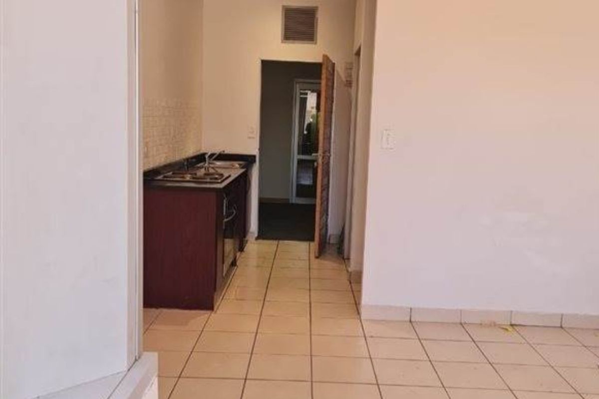 Discover This Studio Apartment In Mashalltown CBD Jozi - Photo 5