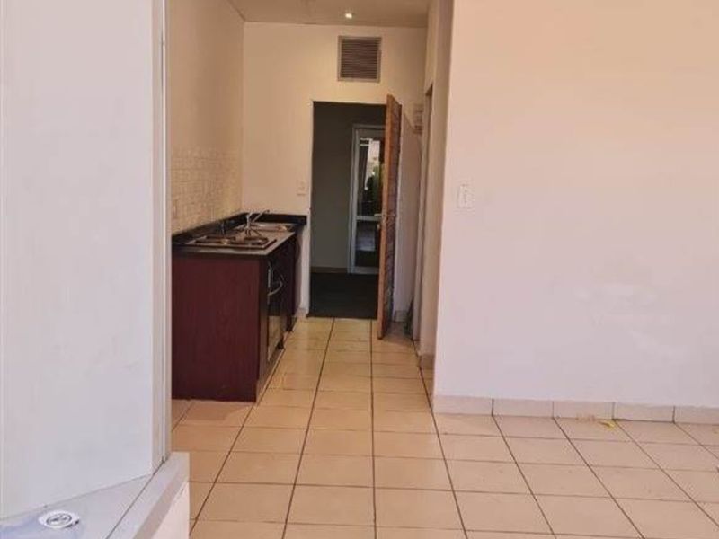 Discover This Studio Apartment In Mashalltown CBD Jozi - Photo 5