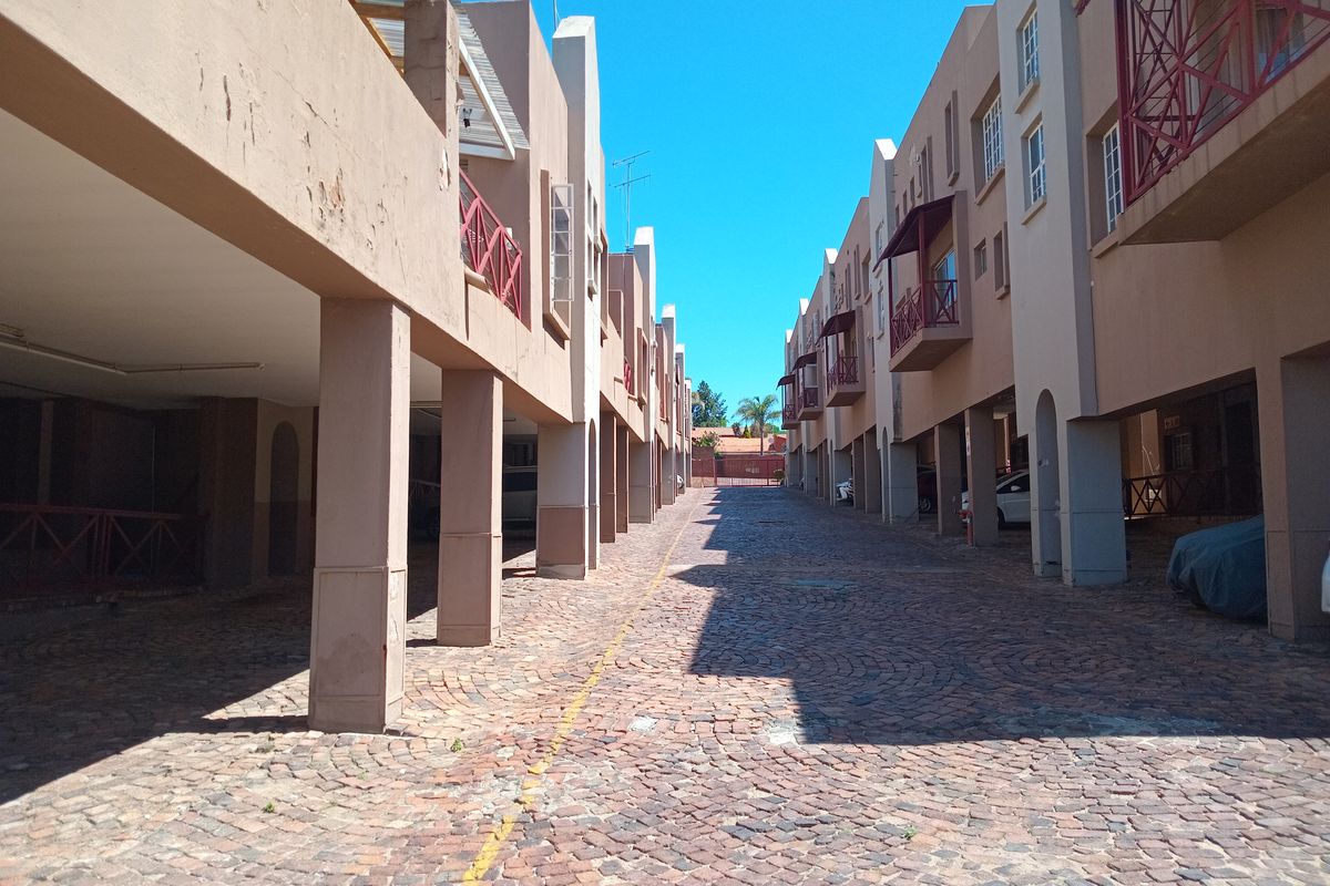 Duplex Townhouse For Sale - Photo 3