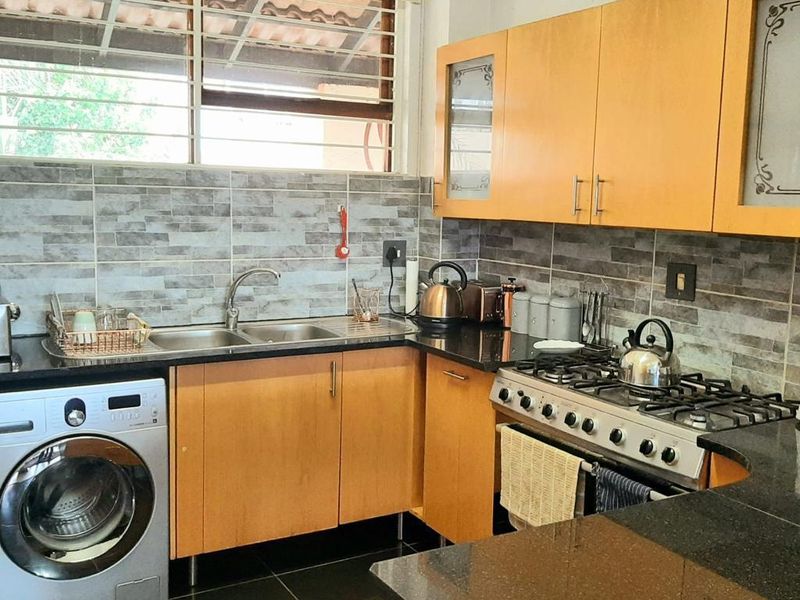 Townhouse For Sale - Photo 4