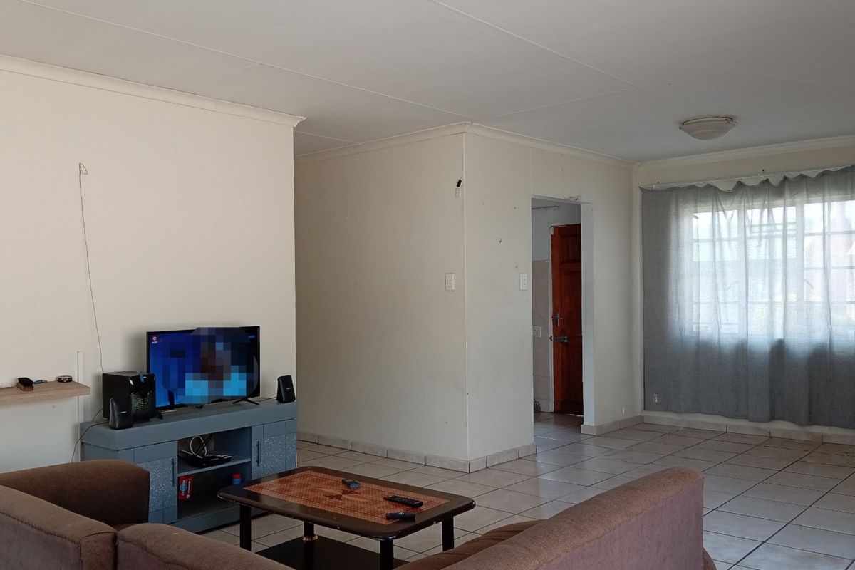 Endearing 2 bedroom townhouse for sale in Standerton Central. Perfect for comfortable living! - Photo 3