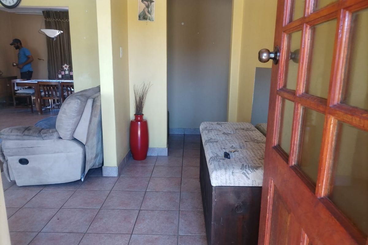 Ideal 4-bedroom home in Rembrandt Park, Johannesburg, for families seeking comfort and style - Photo 2
