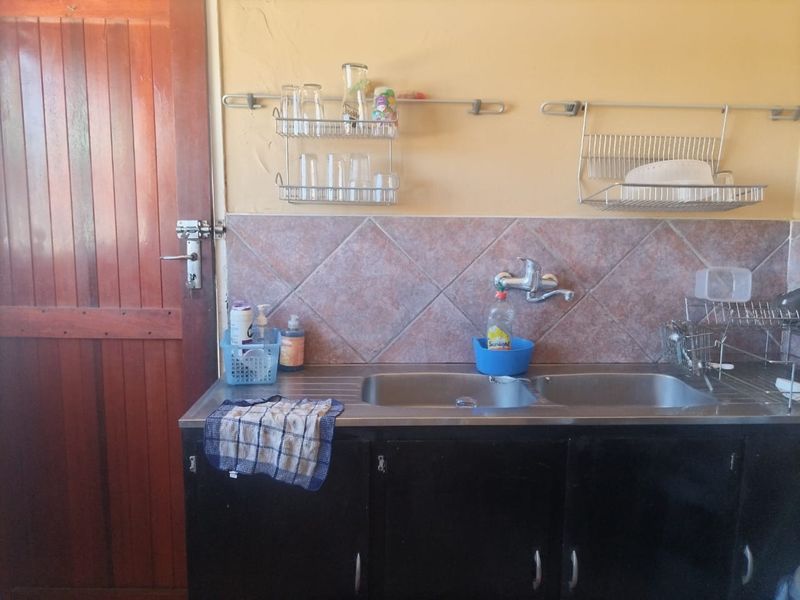 Ideal 4-bedroom home in Rembrandt Park, Johannesburg, for families seeking comfort and style - Photo 6