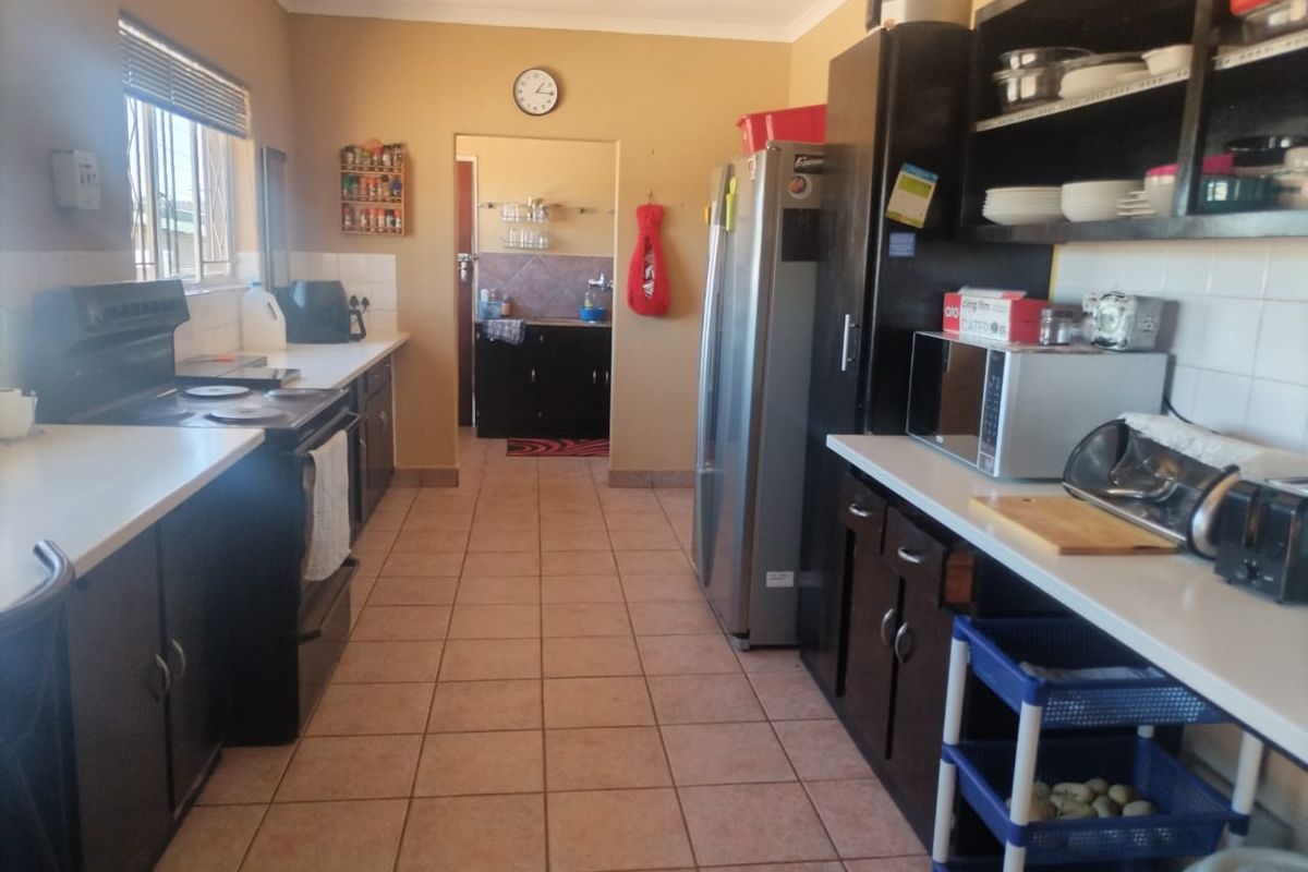 Ideal 4-bedroom home in Rembrandt Park, Johannesburg, for families seeking comfort and style - Photo 4