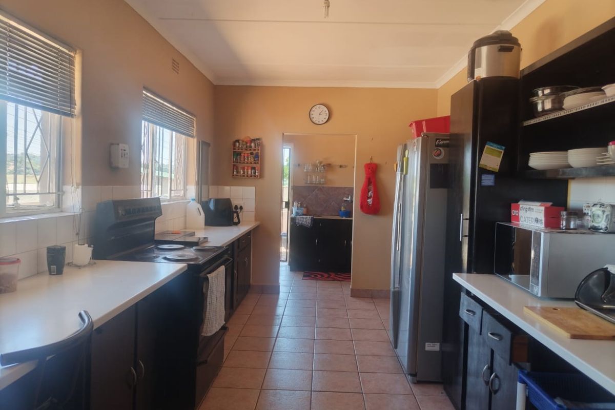 Ideal 4-bedroom home in Rembrandt Park, Johannesburg, for families seeking comfort and style - Photo 5