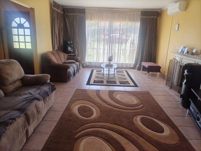 Ideal 4-bedroom home in Rembrandt Park, Johannesburg, for families seeking comfort and style - Photo 3