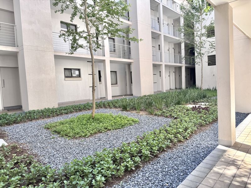 Pet friendly. Modern. Separate storeroom. Lovely facilities. - Photo 2