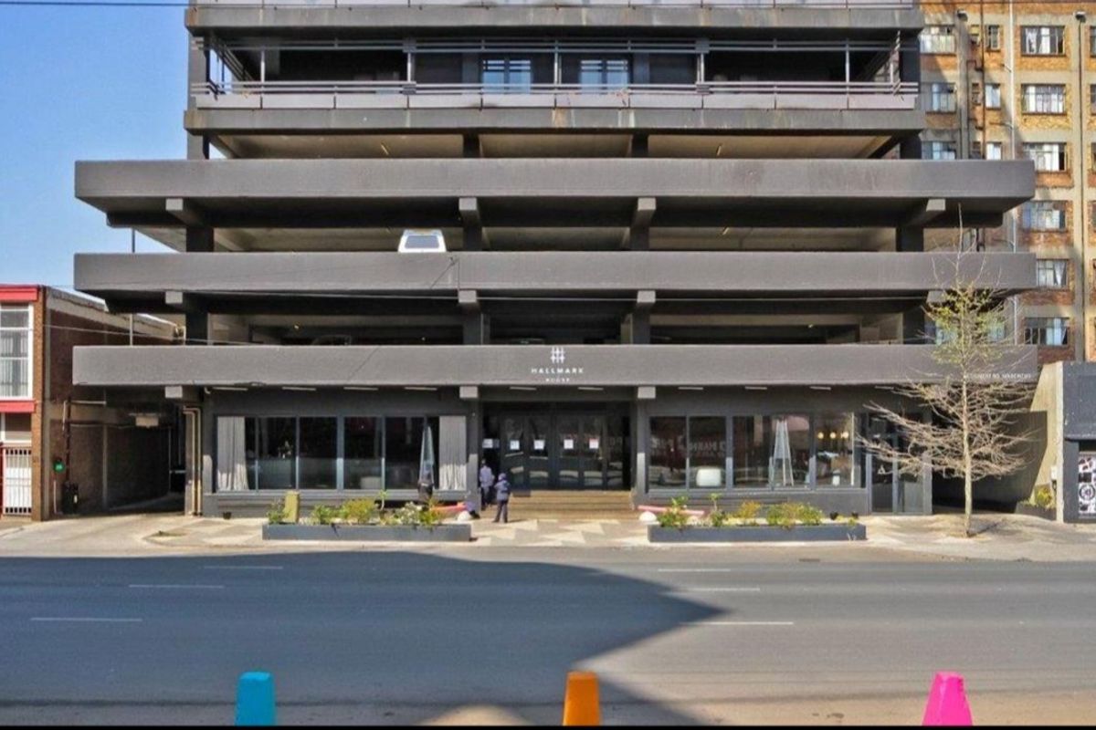 Big Studio Apartment For Sale In Hallmark House - Photo 2