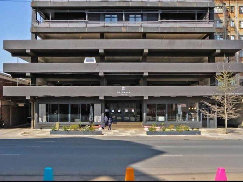 Big Studio Apartment For Sale In Hallmark House - Photo 2