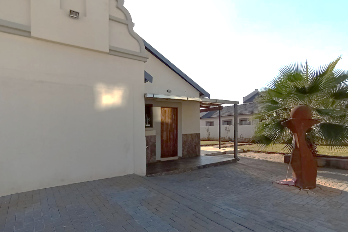 3-Bedroom Family Home with Spacious Yard and Outdoor Patio in Hesteapark - Photo 2