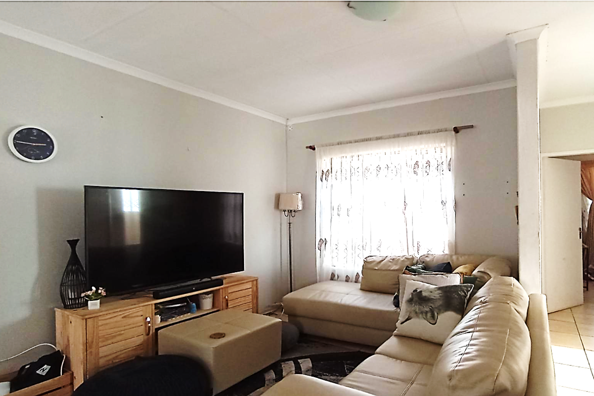 3-Bedroom Family Home with Spacious Yard and Outdoor Patio in Hesteapark - Photo 4