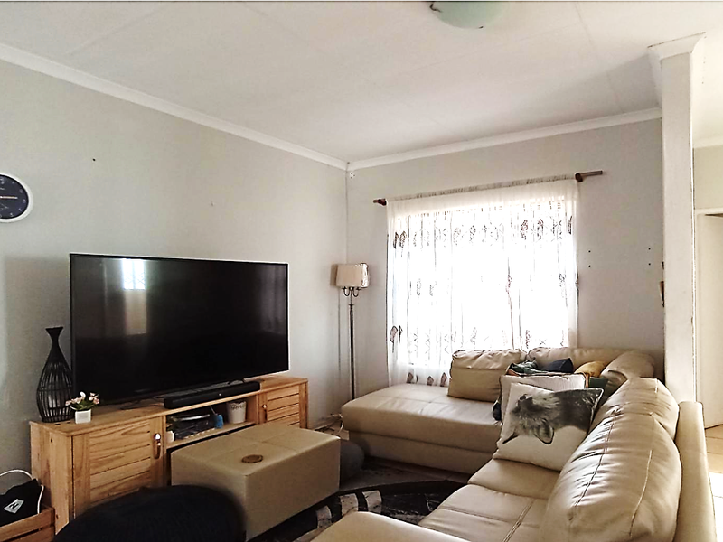 3-Bedroom Family Home with Spacious Yard and Outdoor Patio in Hesteapark - Photo 4