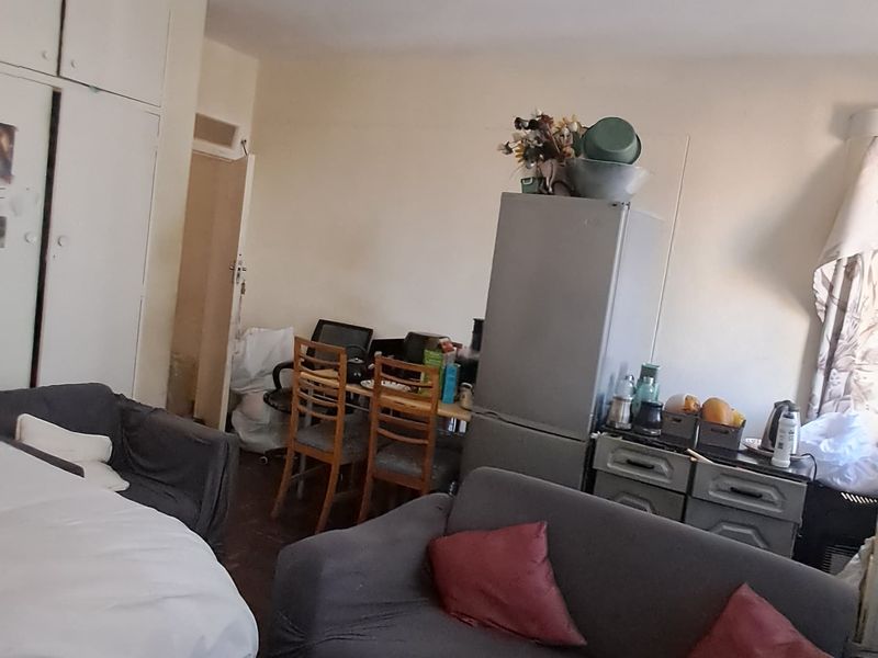 2 Bedroom Apartment For Sale In Hillbrow - Photo 2