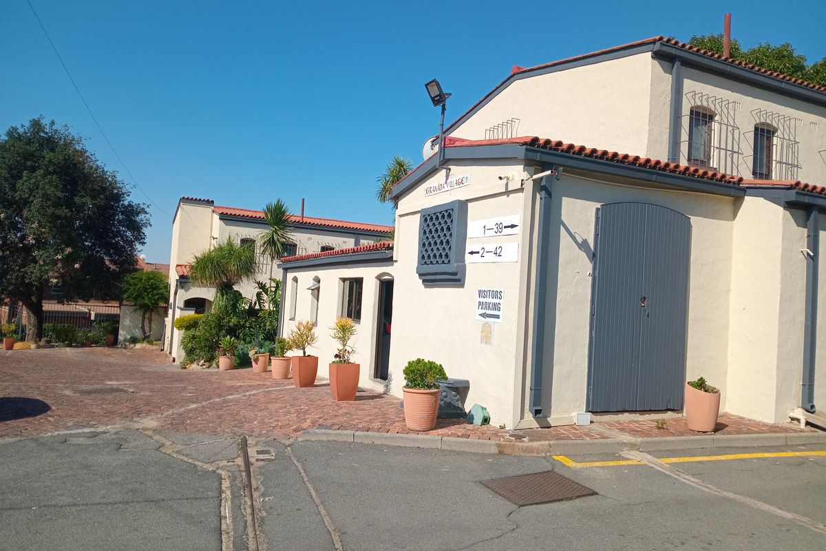 Duplex Townhouse For Sale - Photo 2