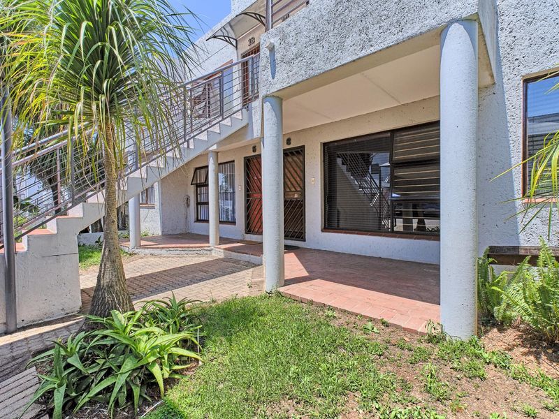 2 Bedroom Apartment For Sale in Paulshof, Sandton - Photo 2