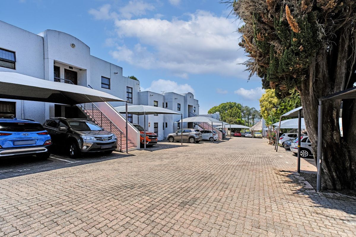 2 Bedroom Apartment For Sale in Paulshof, Sandton - Photo 3
