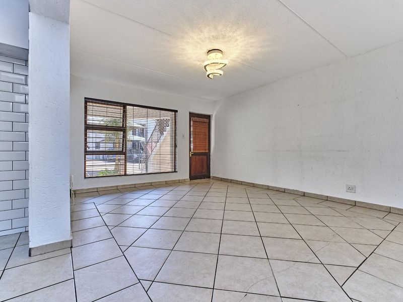 2 Bedroom Apartment For Sale in Paulshof, Sandton - Photo 10