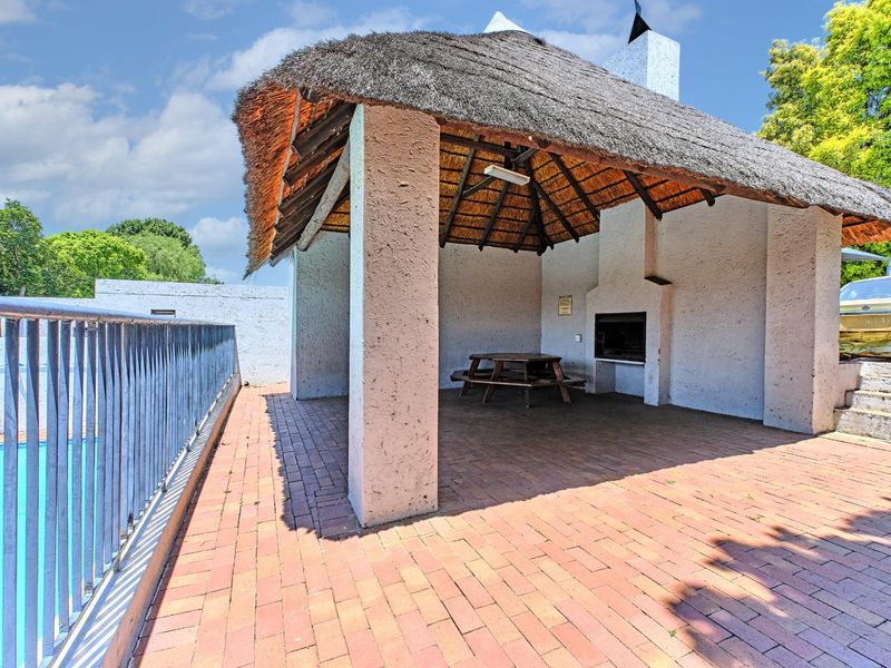 2 Bedroom Apartment For Sale in Paulshof, Sandton - Photo 6