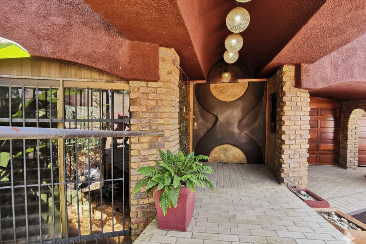 An Architectural Masterpiece of Space and Style. - Photo 4