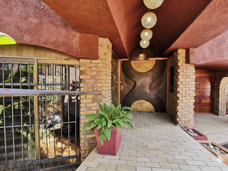 An Architectural Masterpiece of Space and Style. - Photo 4