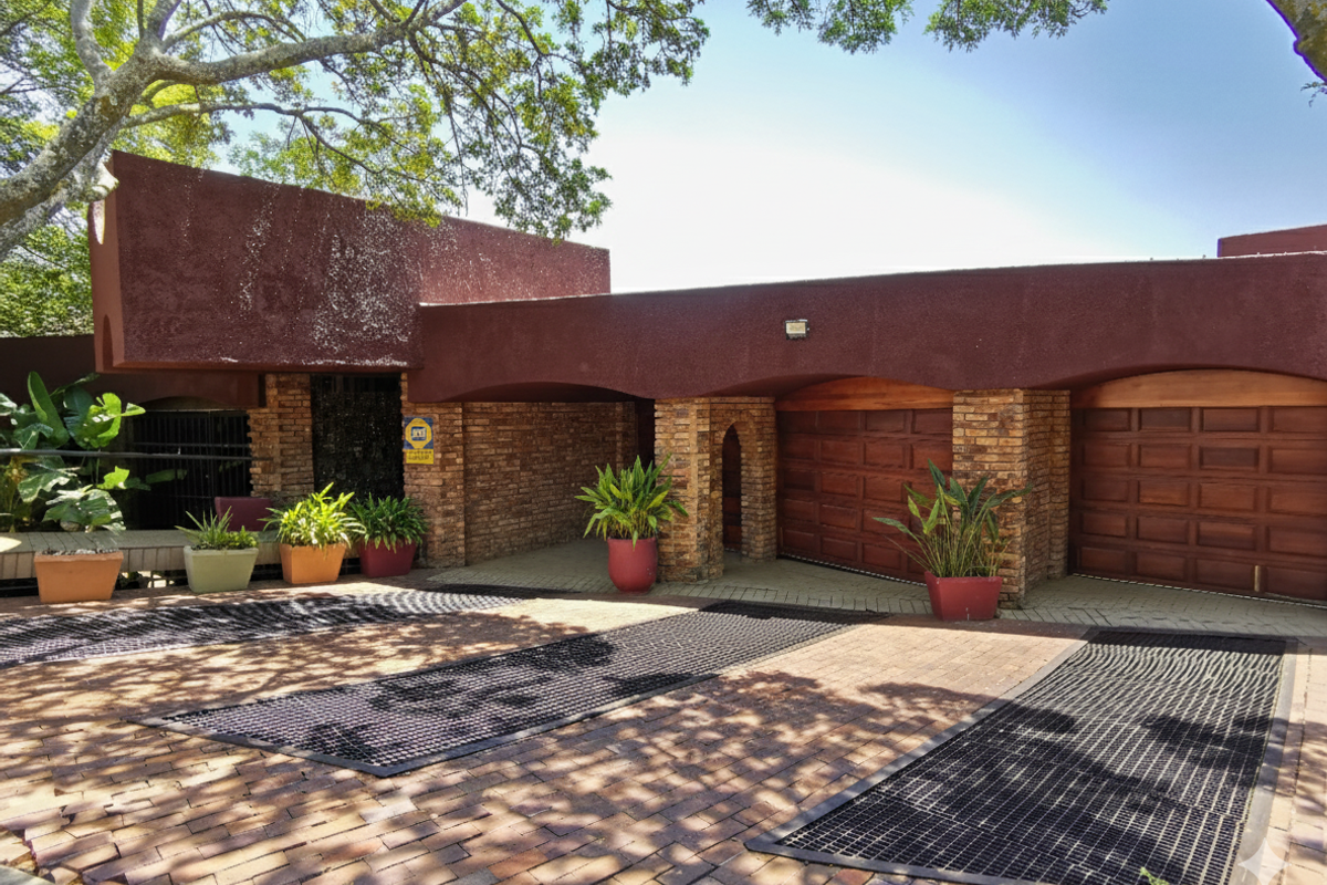 An Architectural Masterpiece of Space and Style. - Photo 3