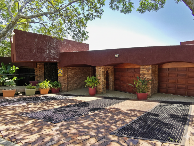 An Architectural Masterpiece of Space and Style. - Photo 3