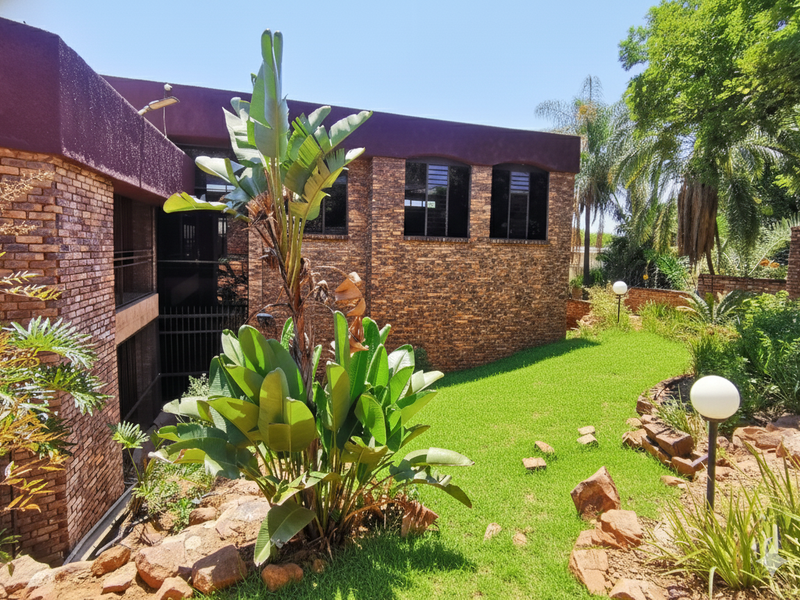 An Architectural Masterpiece of Space and Style. - Photo 2