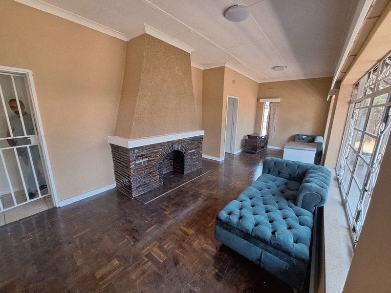 Stunning 3-bedroom house for sale in Florida, Roodepoort—perfect for families and investors alike! - Photo 4