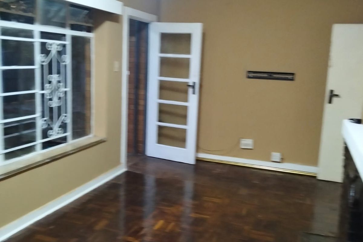 Stunning 3-bedroom house for sale in Florida, Roodepoort—perfect for families and investors alike! - Photo 5