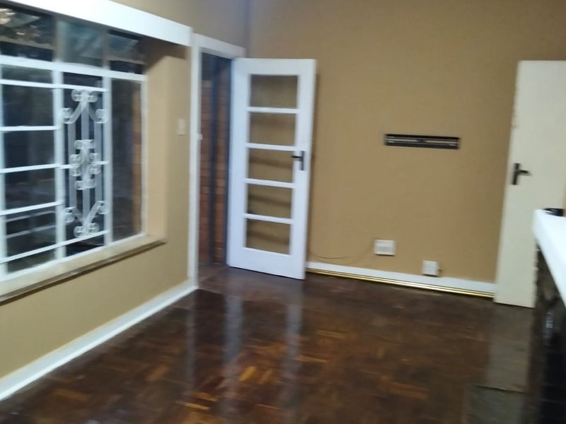 Stunning 3-bedroom house for sale in Florida, Roodepoort—perfect for families and investors alike! - Photo 5