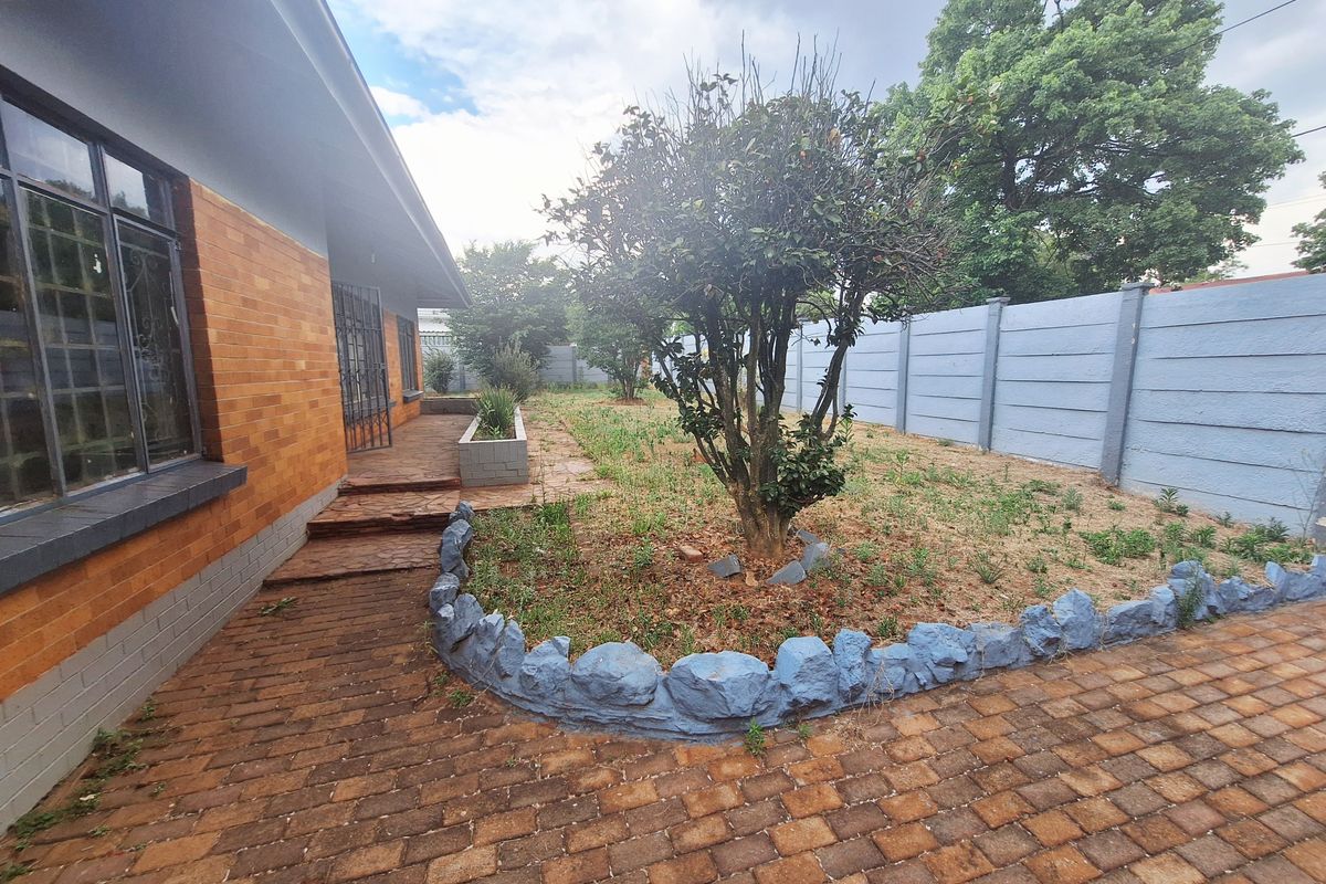 Stunning 3-bedroom house for sale in Florida, Roodepoort—perfect for families and investors alike! - Photo 2