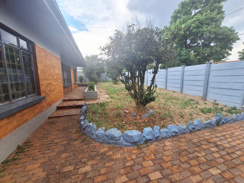 Stunning 3-bedroom house for sale in Florida, Roodepoort—perfect for families and investors alike! - Photo 2