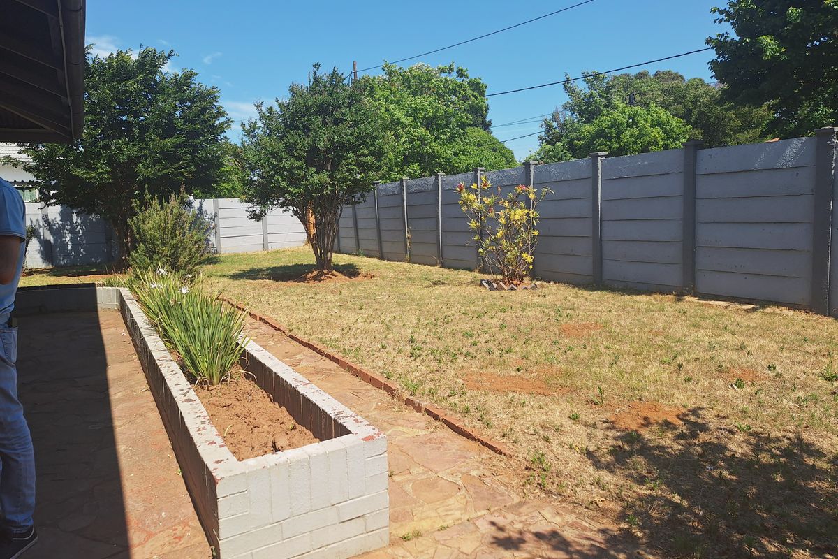 Stunning 3-bedroom house for sale in Florida, Roodepoort—perfect for families and investors alike! - Photo 3