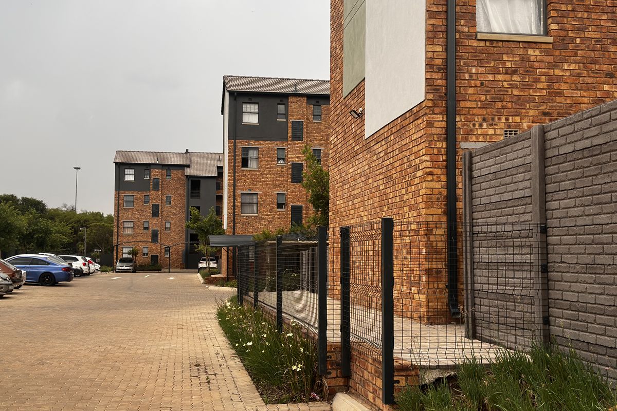 A Modern 2 bedroom, 1 bathroom Apartment, in Theresapark - Photo 4