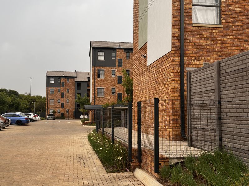 A Modern 2 bedroom, 1 bathroom Apartment, in Theresapark - Photo 4