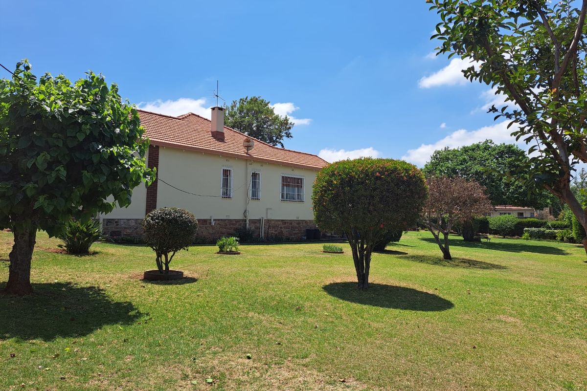 House For Sale In Johannesburg - Photo 2