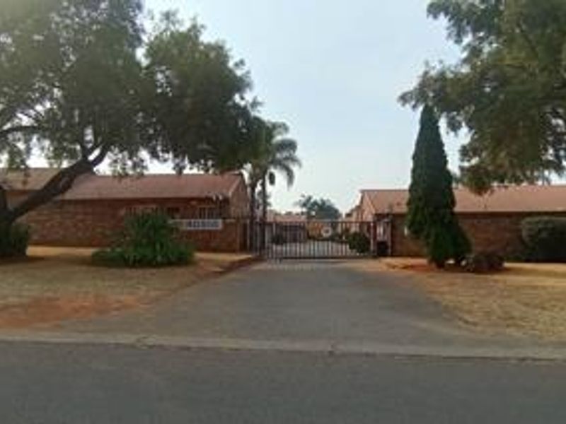 2 Bedroom Townhouse for sale in Amandasig - Photo 2