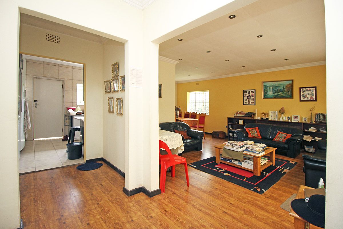 A WELL LOCATED 4 BEDROOMS HOUSE FOR SALE IN THE HEART OF SANDRIGHAMFOR R 1.890.000 - Photo 2