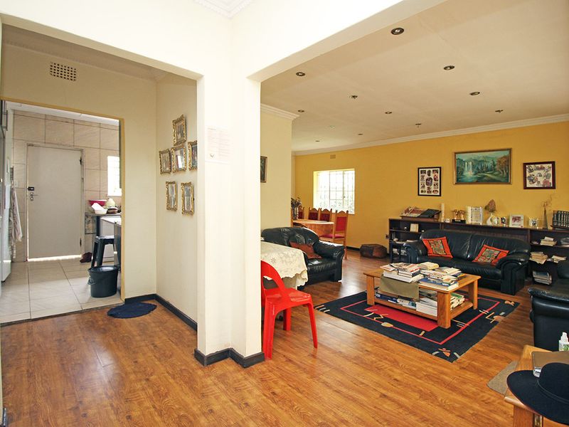 A WELL LOCATED 4 BEDROOMS HOUSE FOR SALE IN THE HEART OF SANDRIGHAMFOR R 1.890.000 - Photo 2