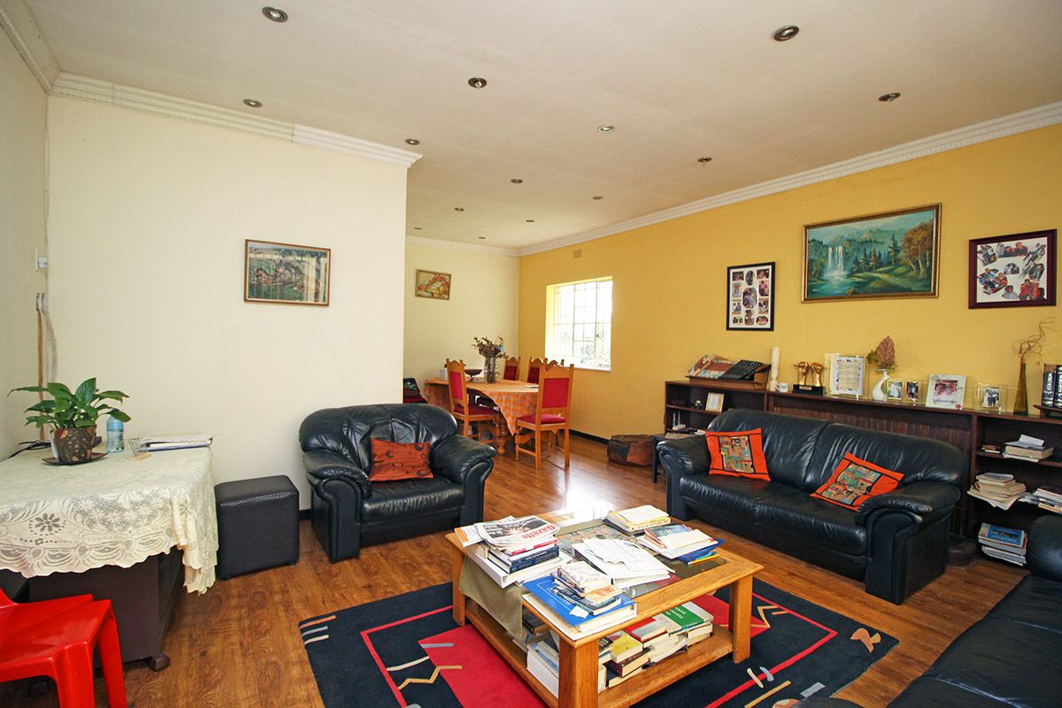 A WELL LOCATED 4 BEDROOMS HOUSE FOR SALE IN THE HEART OF SANDRIGHAMFOR R 1.890.000 - Photo 4