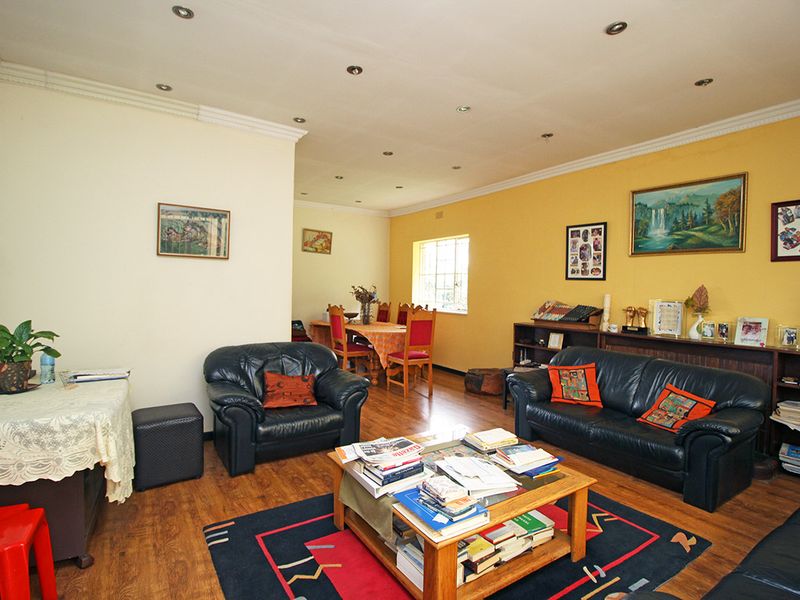 A WELL LOCATED 4 BEDROOMS HOUSE FOR SALE IN THE HEART OF SANDRIGHAMFOR R 1.890.000 - Photo 4