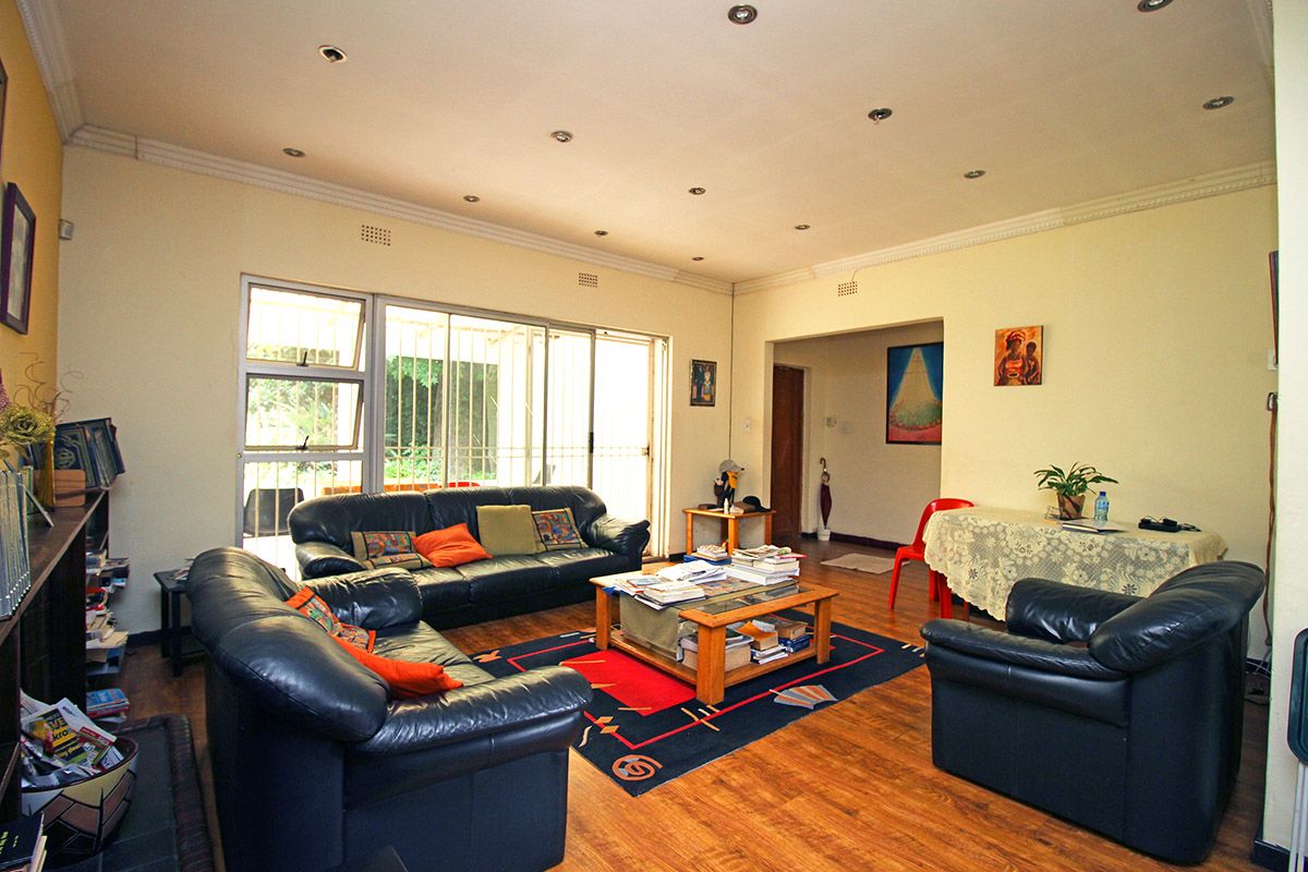 A WELL LOCATED 4 BEDROOMS HOUSE FOR SALE IN THE HEART OF SANDRIGHAMFOR R 1.890.000 - Photo 3