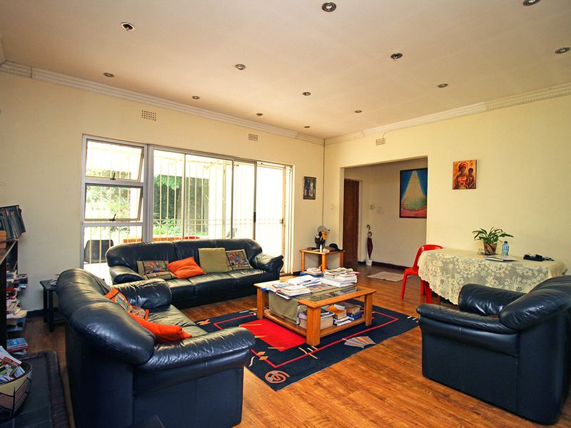 A WELL LOCATED 4 BEDROOMS HOUSE FOR SALE IN THE HEART OF SANDRIGHAMFOR R 1.890.000 - Photo 3