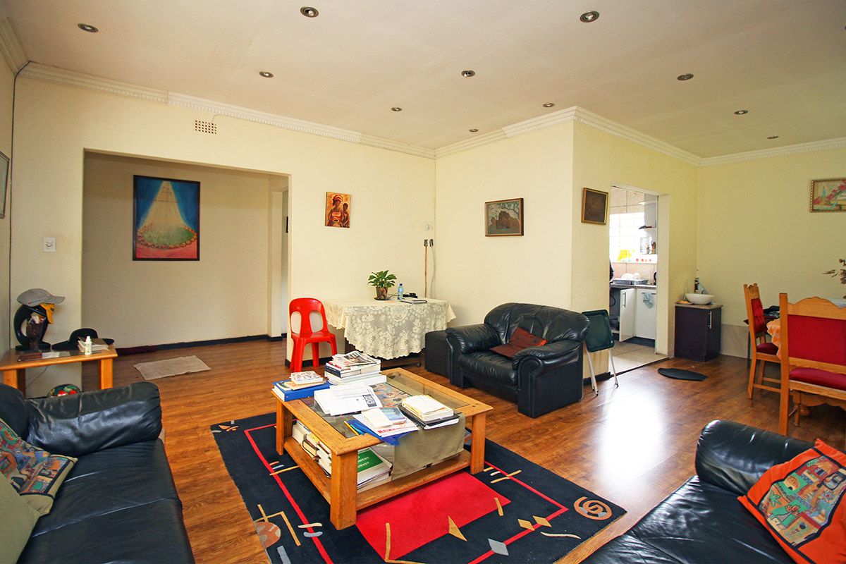 A WELL LOCATED 4 BEDROOMS HOUSE FOR SALE IN THE HEART OF SANDRIGHAMFOR R 1.890.000 - Photo 5