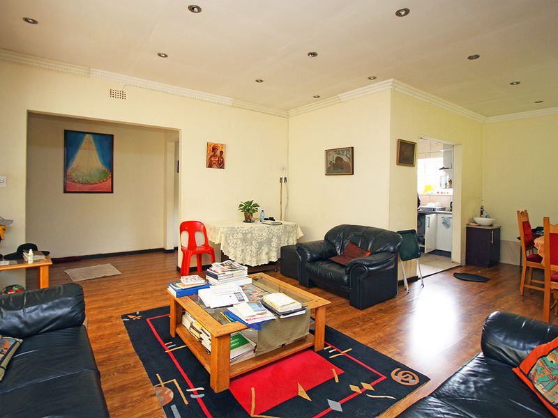 A WELL LOCATED 4 BEDROOMS HOUSE FOR SALE IN THE HEART OF SANDRIGHAMFOR R 1.890.000 - Photo 5