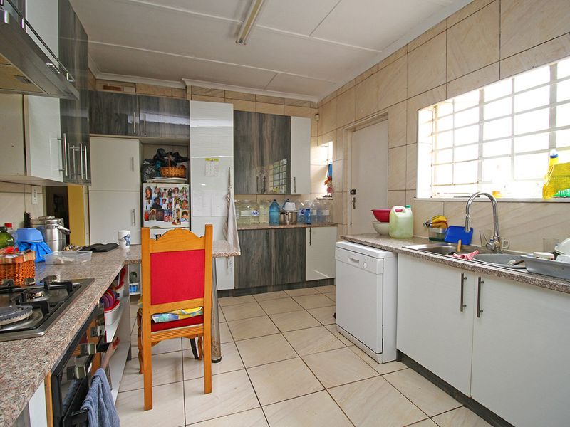 A WELL LOCATED 4 BEDROOMS HOUSE FOR SALE IN THE HEART OF SANDRIGHAMFOR R 1.890.000 - Photo 9